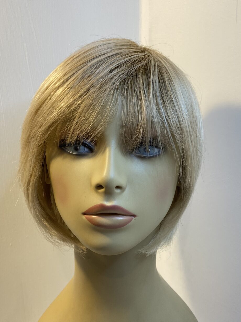 Rooted blonde mid length wig. Blms8027
