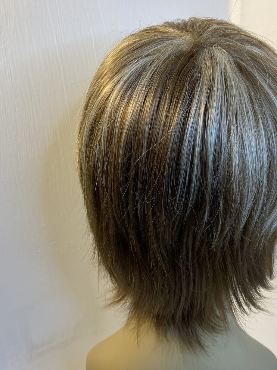 Highlighted brown shiny wig. Blss460