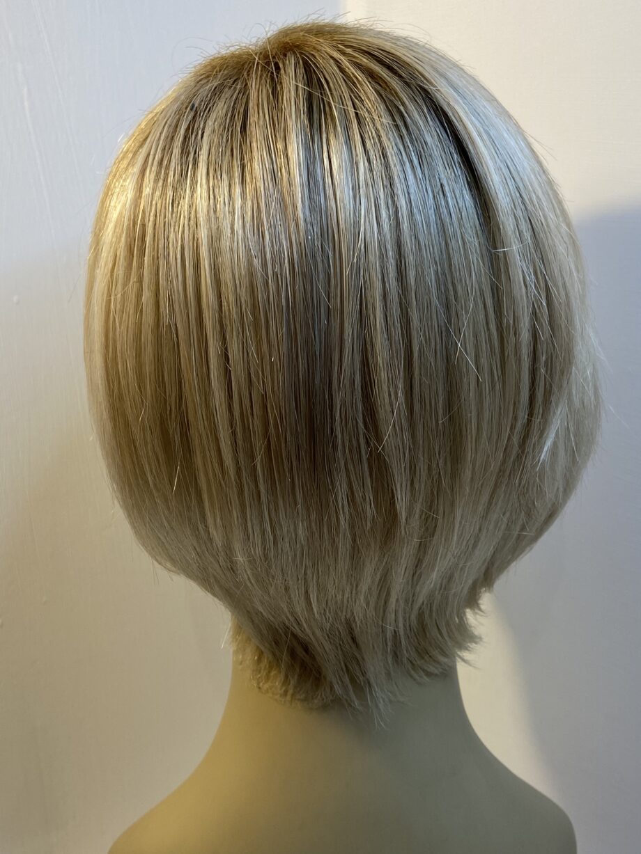 Rooted blonde mid length wig. Blms8027