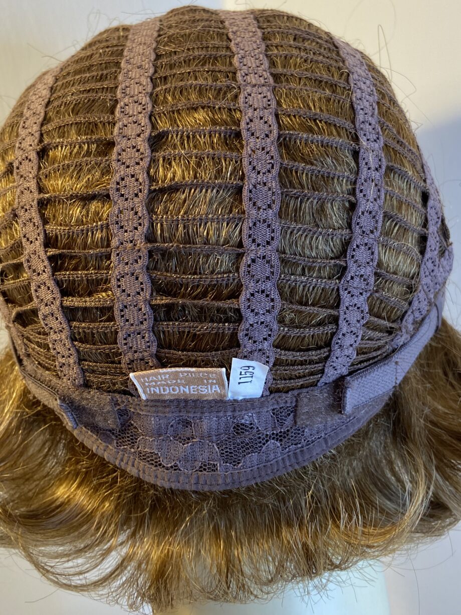 Ginger mid length wavy wig. Rmw42