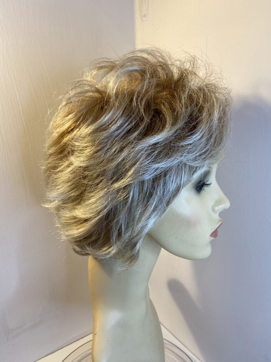 New beautiful  blonde wig. Blmw68
