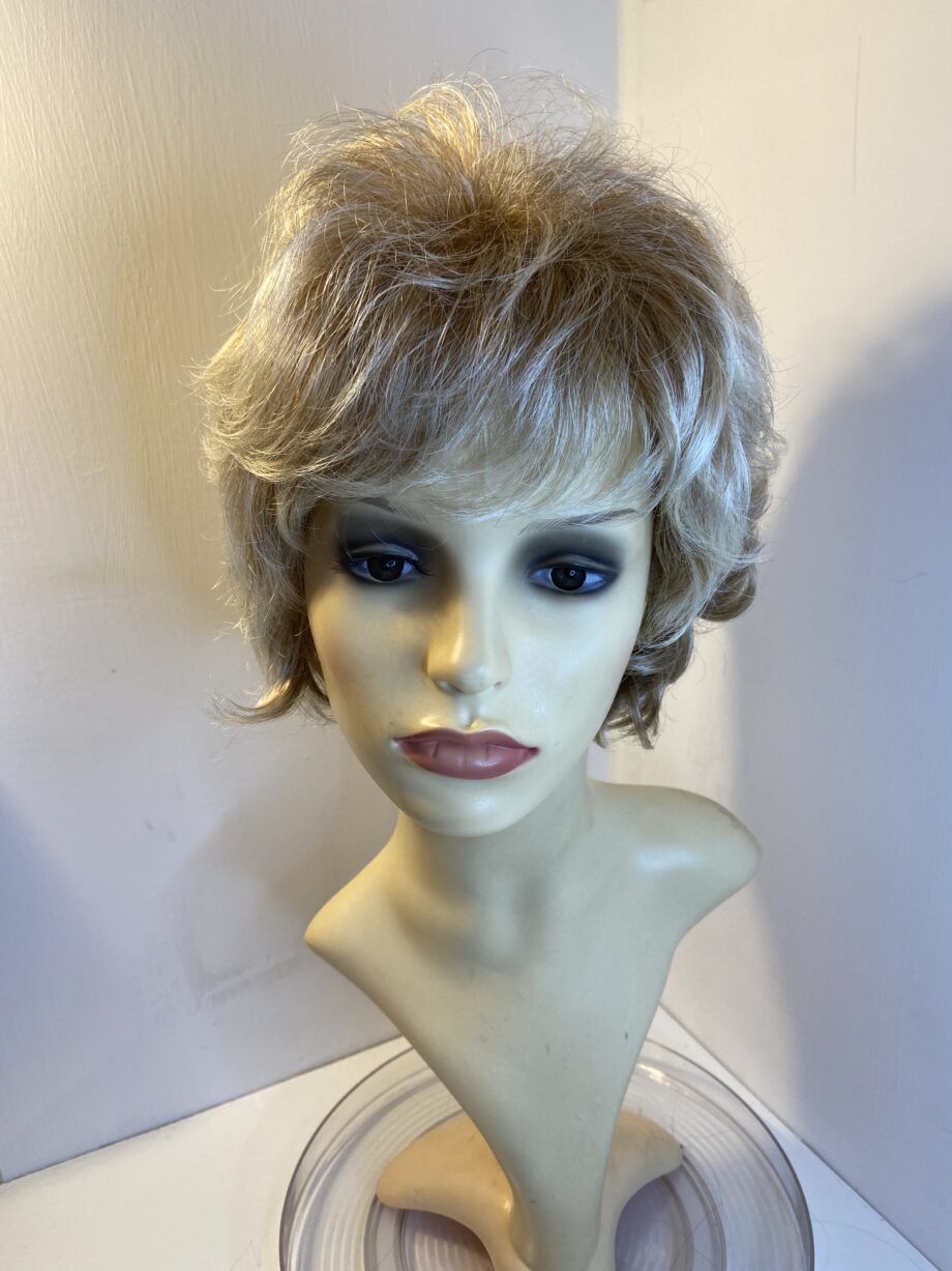 New beautiful  blonde wig. Blmw68