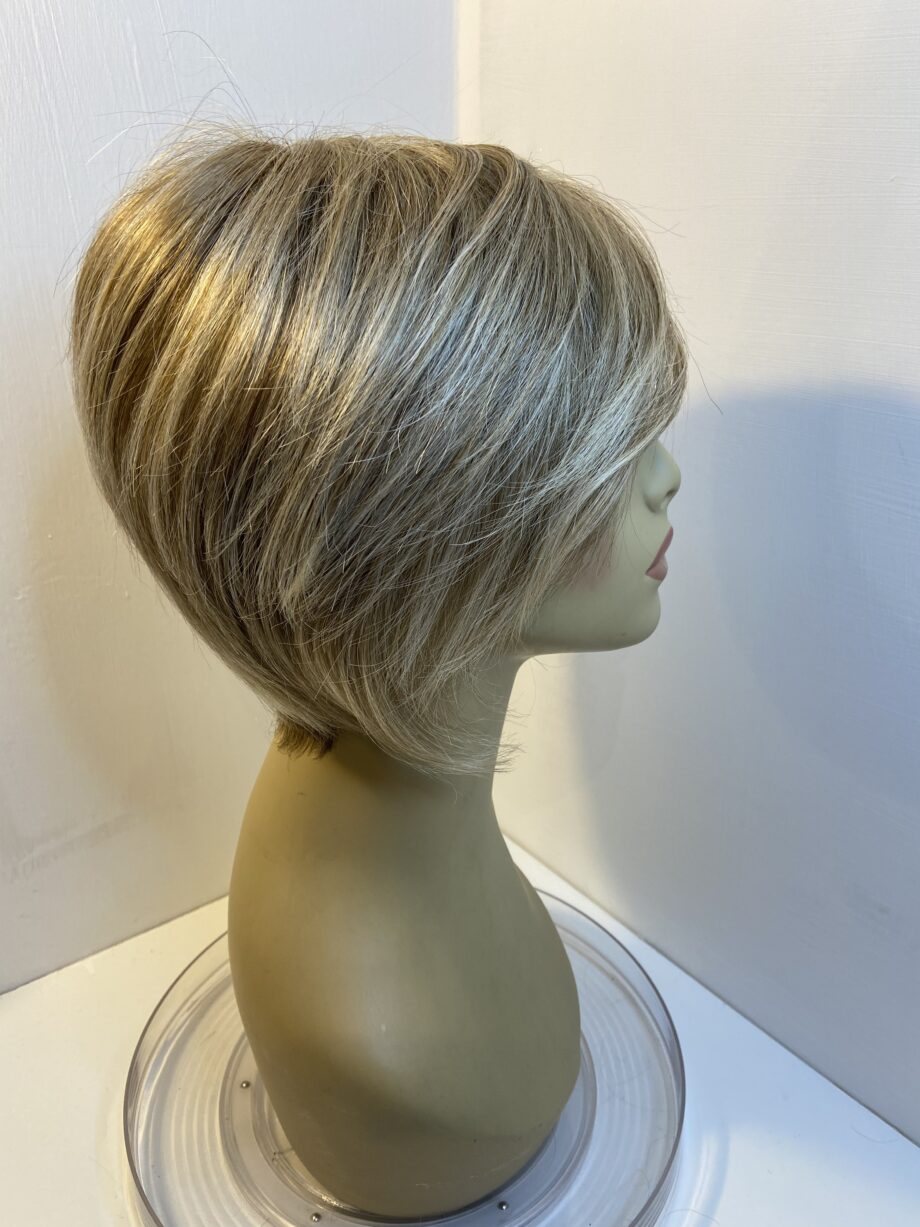 Stylish blonde short wig. Blss88