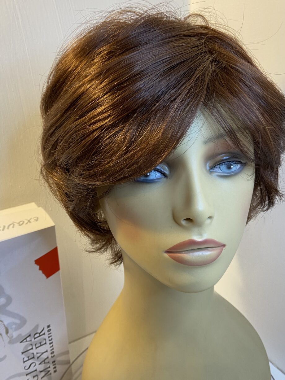 New reddish brown mid length wavy wig. Bbrms302