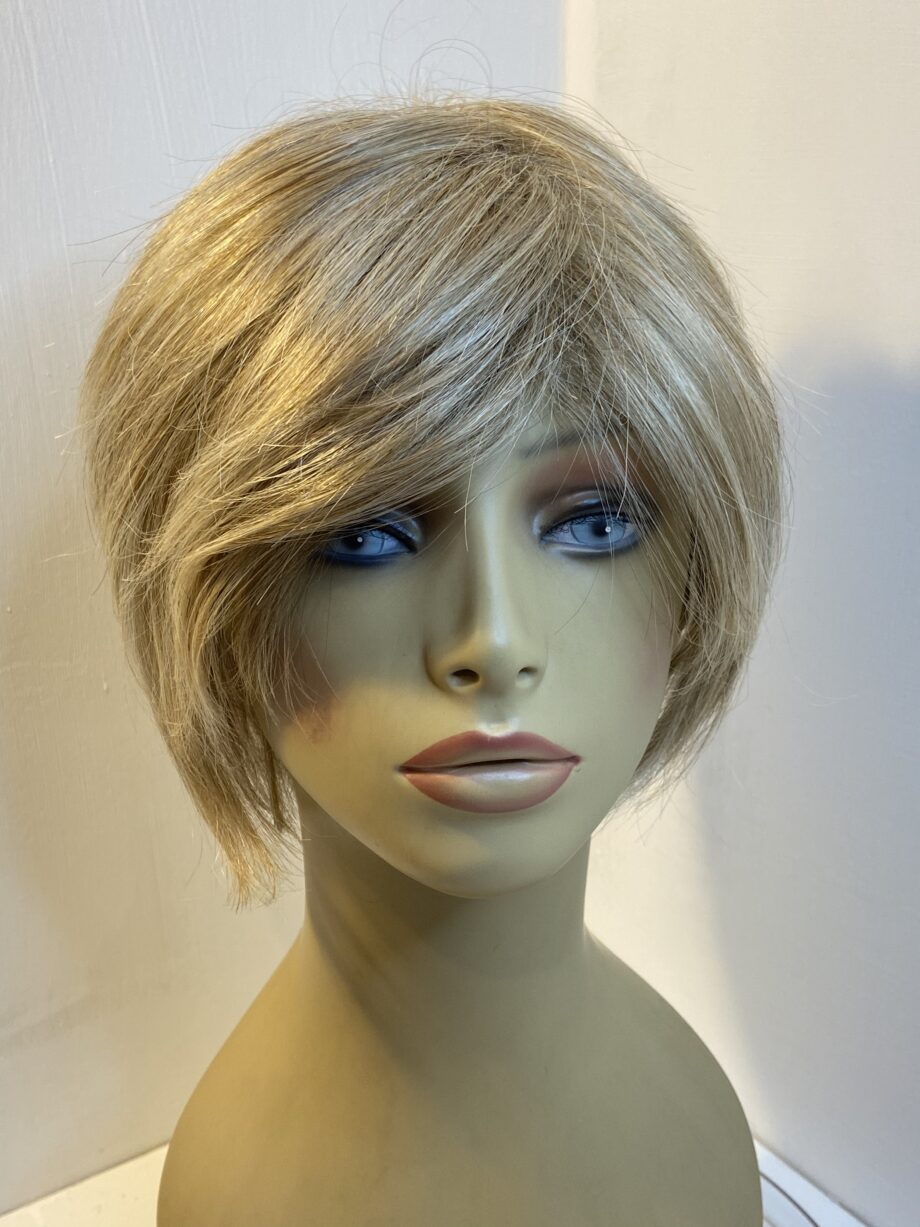Stylish blonde short wig. Blss88