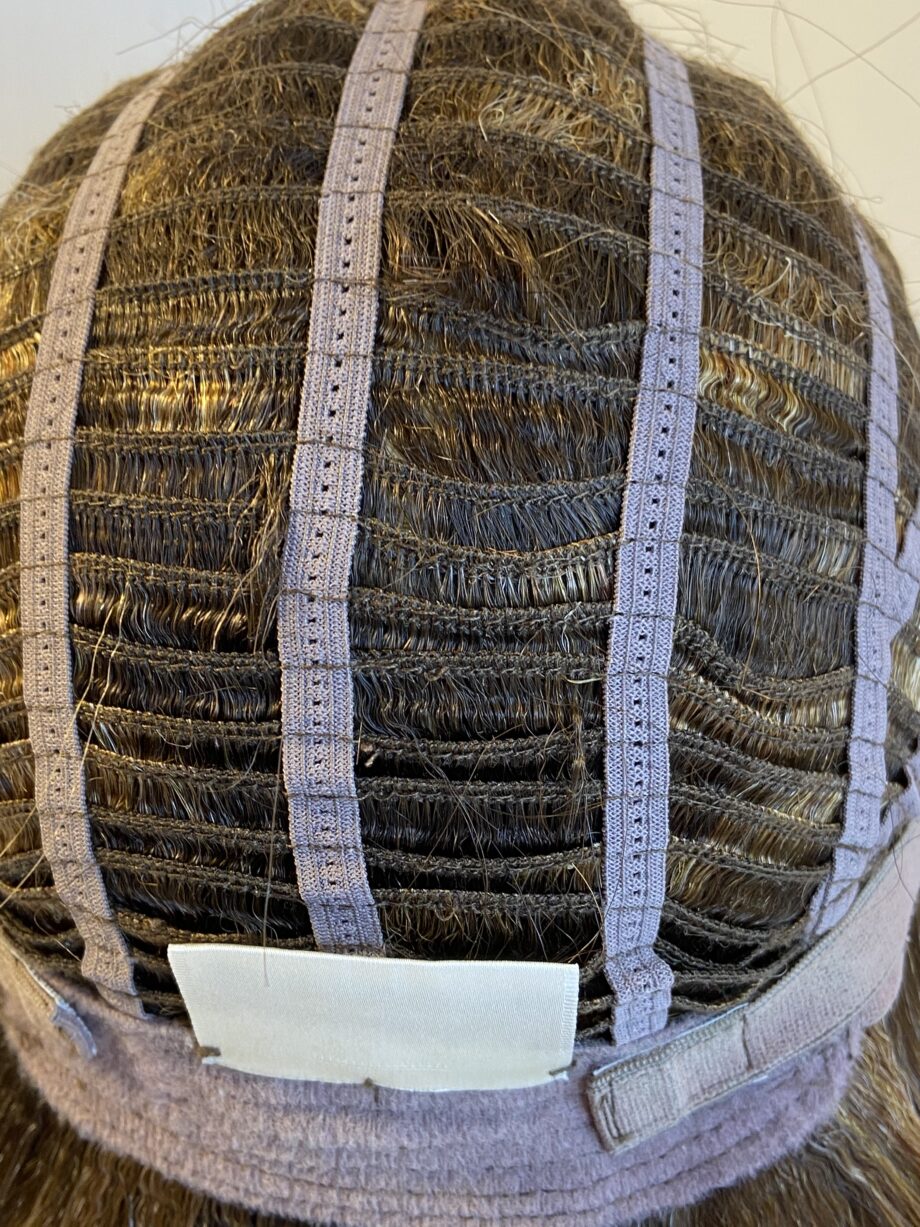 Stylish short brown highlighted wig. Plbms125