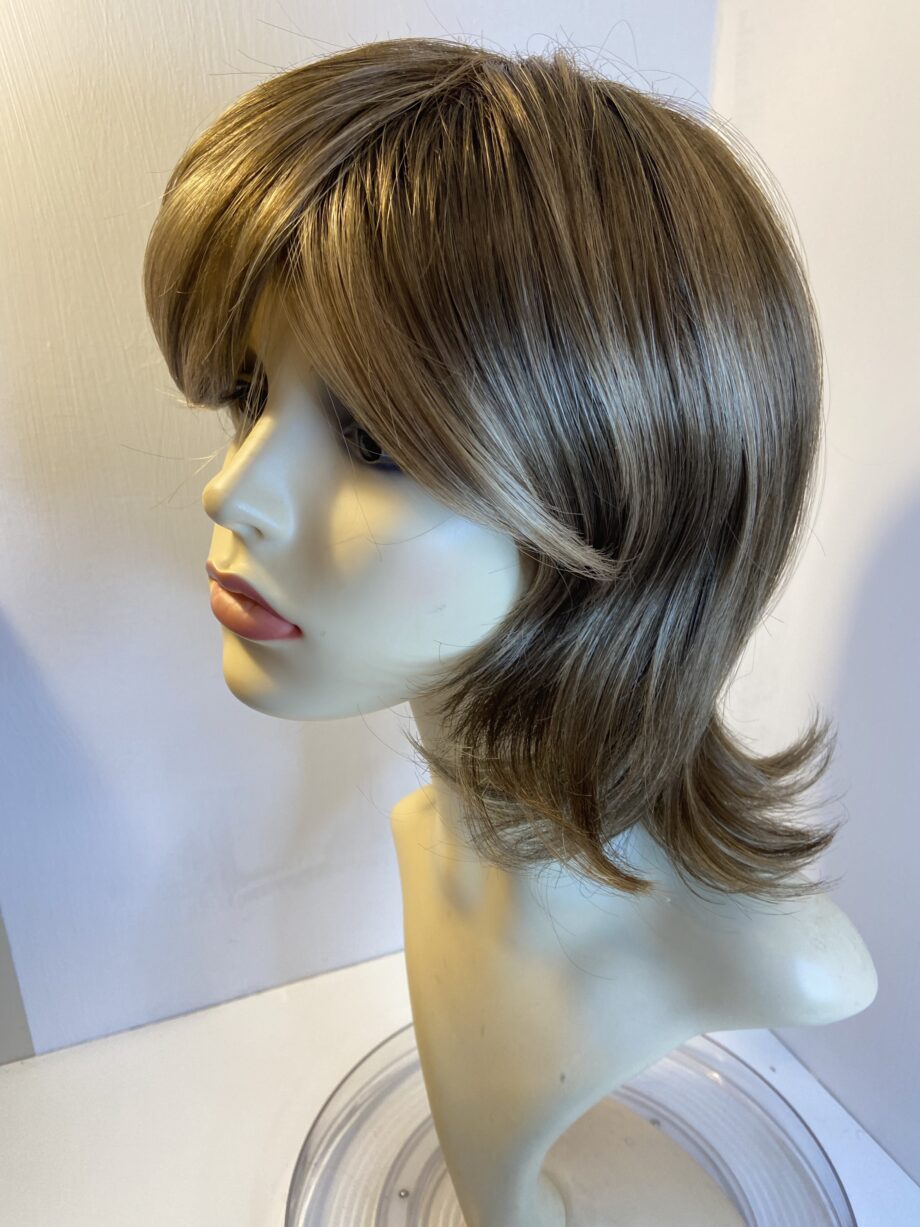 Glamorous brown designer wig. Pplbrlw437