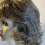 Blonde/ light brown wavy wig. Blmw45