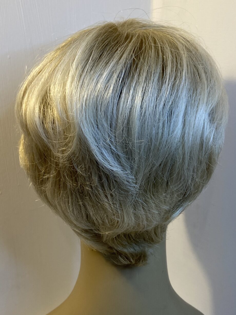 Light blonde short wig. Pplblms82