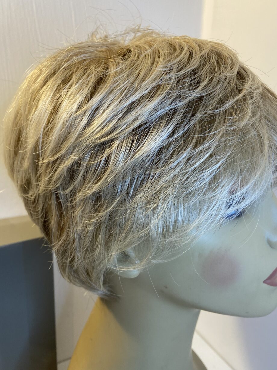 Raquel Welch blonde wig. Bblss306
