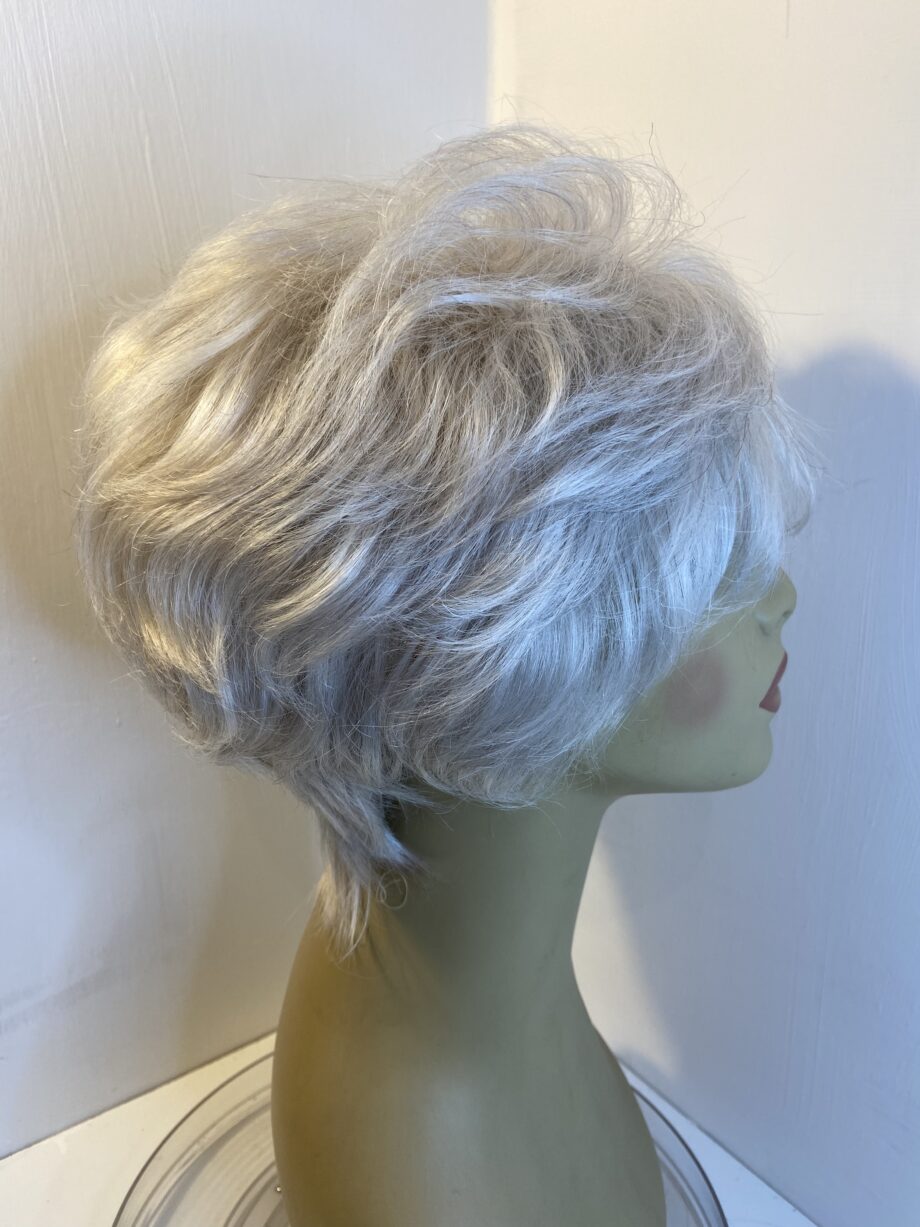 Grey full short wavy new wig. Gmw69