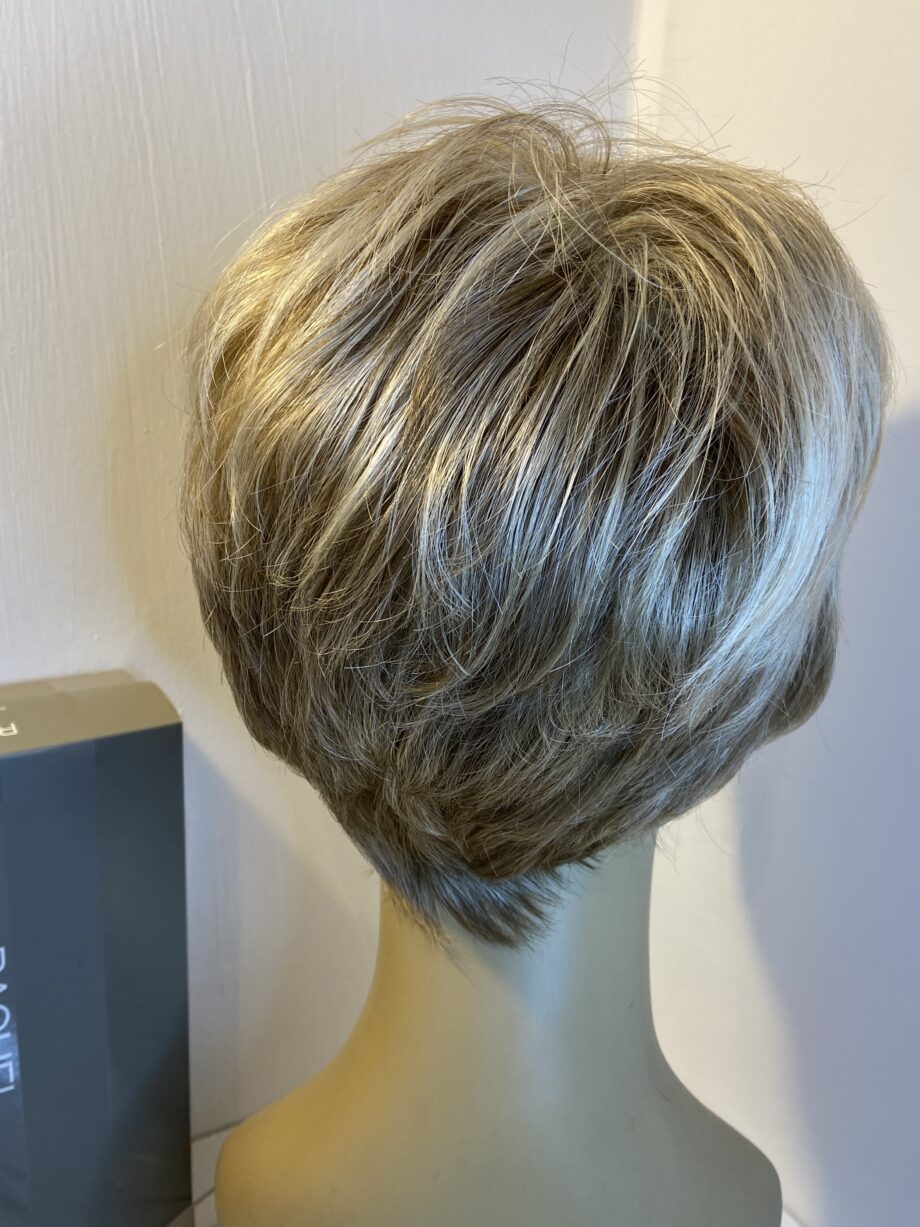 Raquel Welch blonde wig. Bblss306