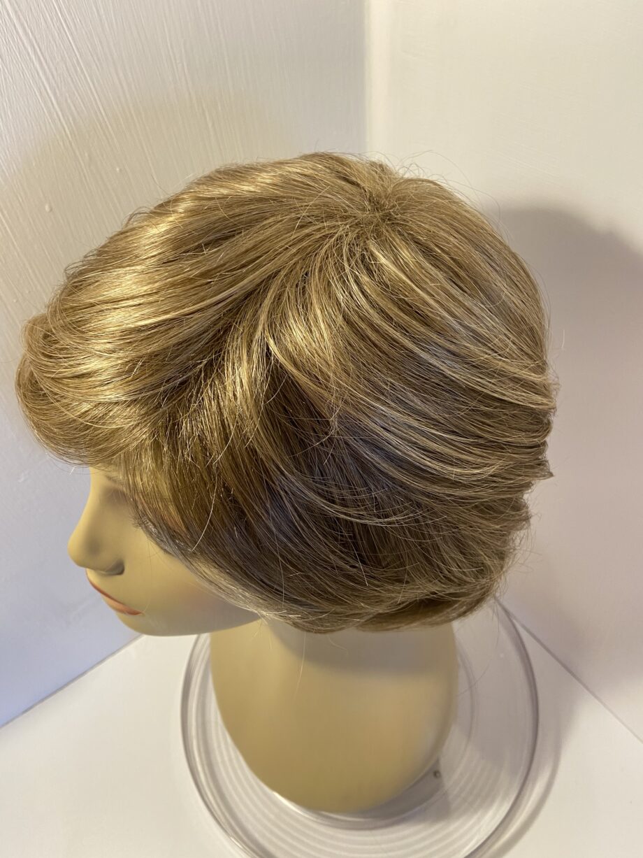 New light brown wig. Nnbrms163
