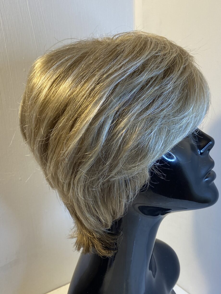 Blonde short stylish wig. Blss43