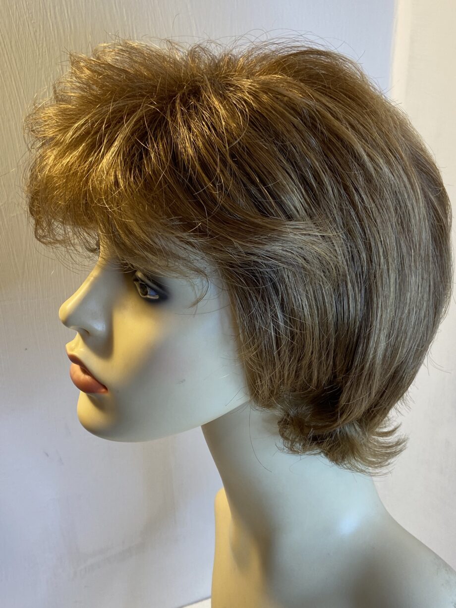 Ginger mid length wavy wig. Rmw42