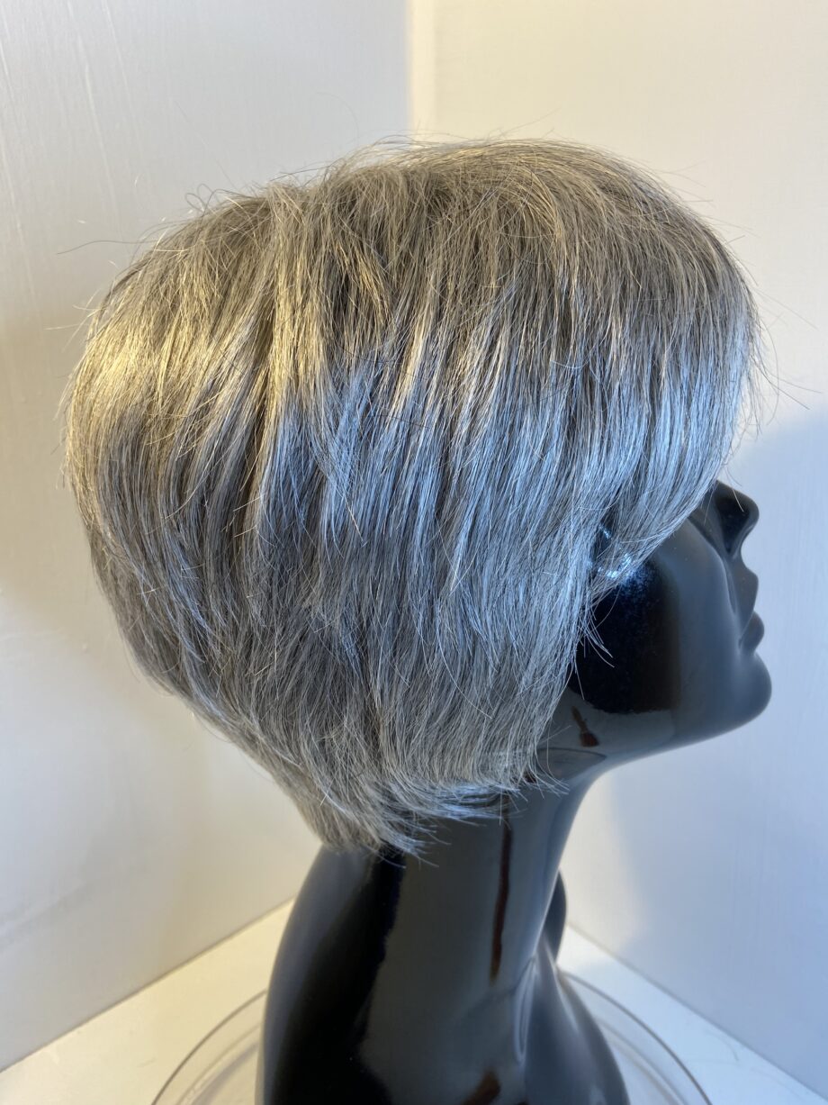 Silver grey short wig. Gss41