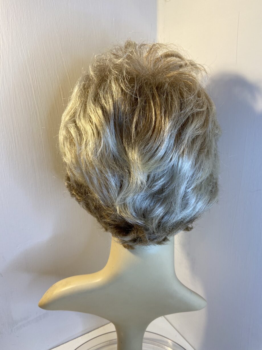 New beautiful  blonde wig. Blmw68