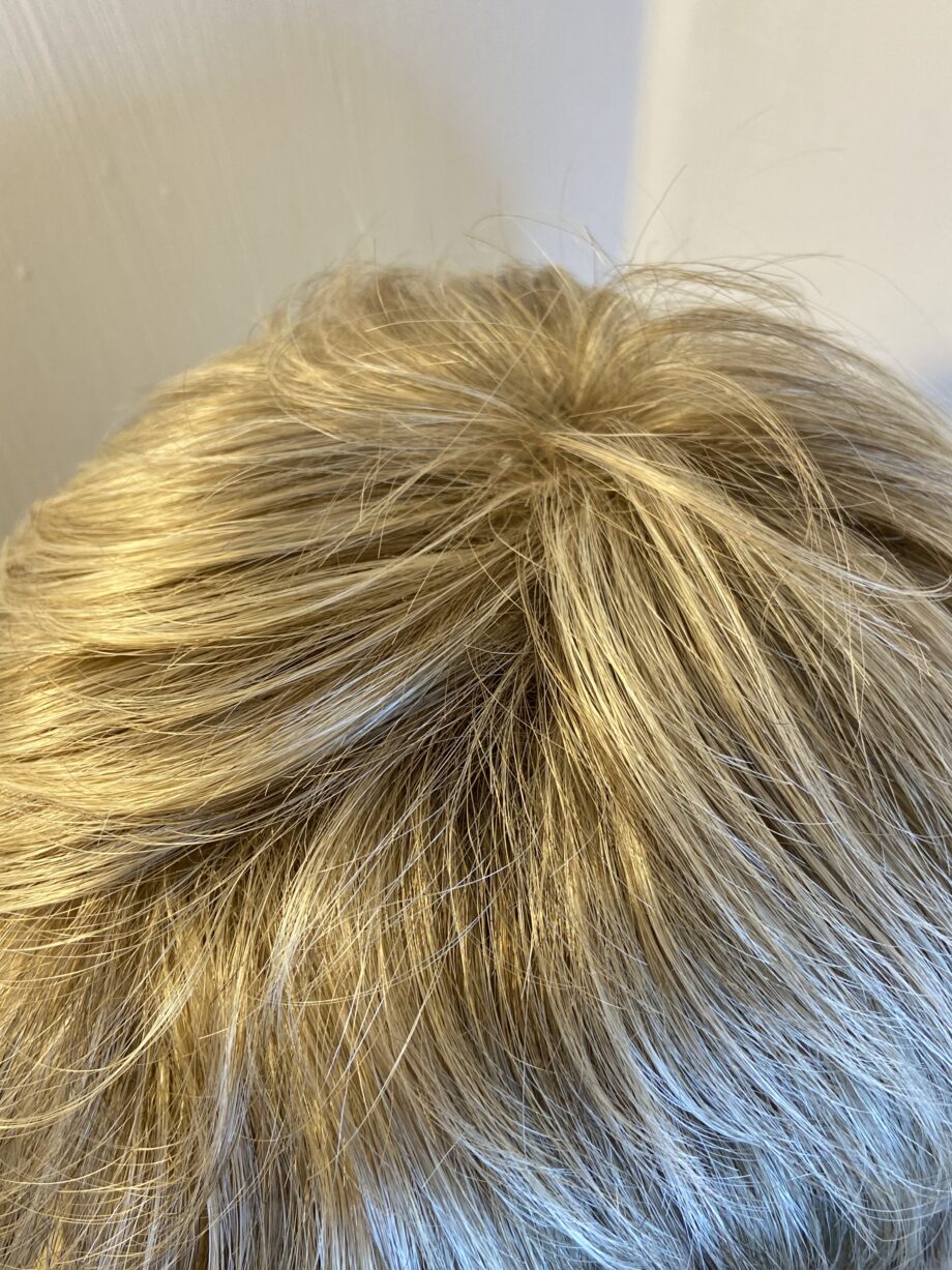 Raquel Welch blonde wig. Bblss306