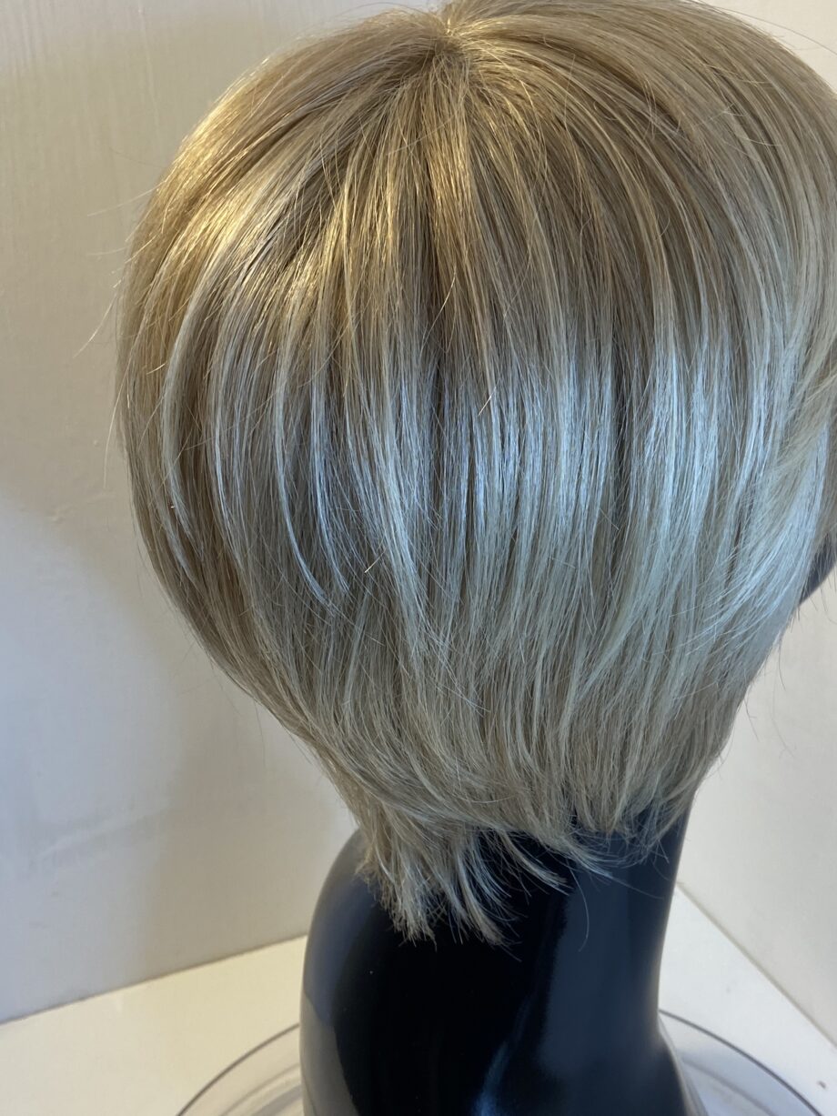 Stylish light blonde wig. Blms475