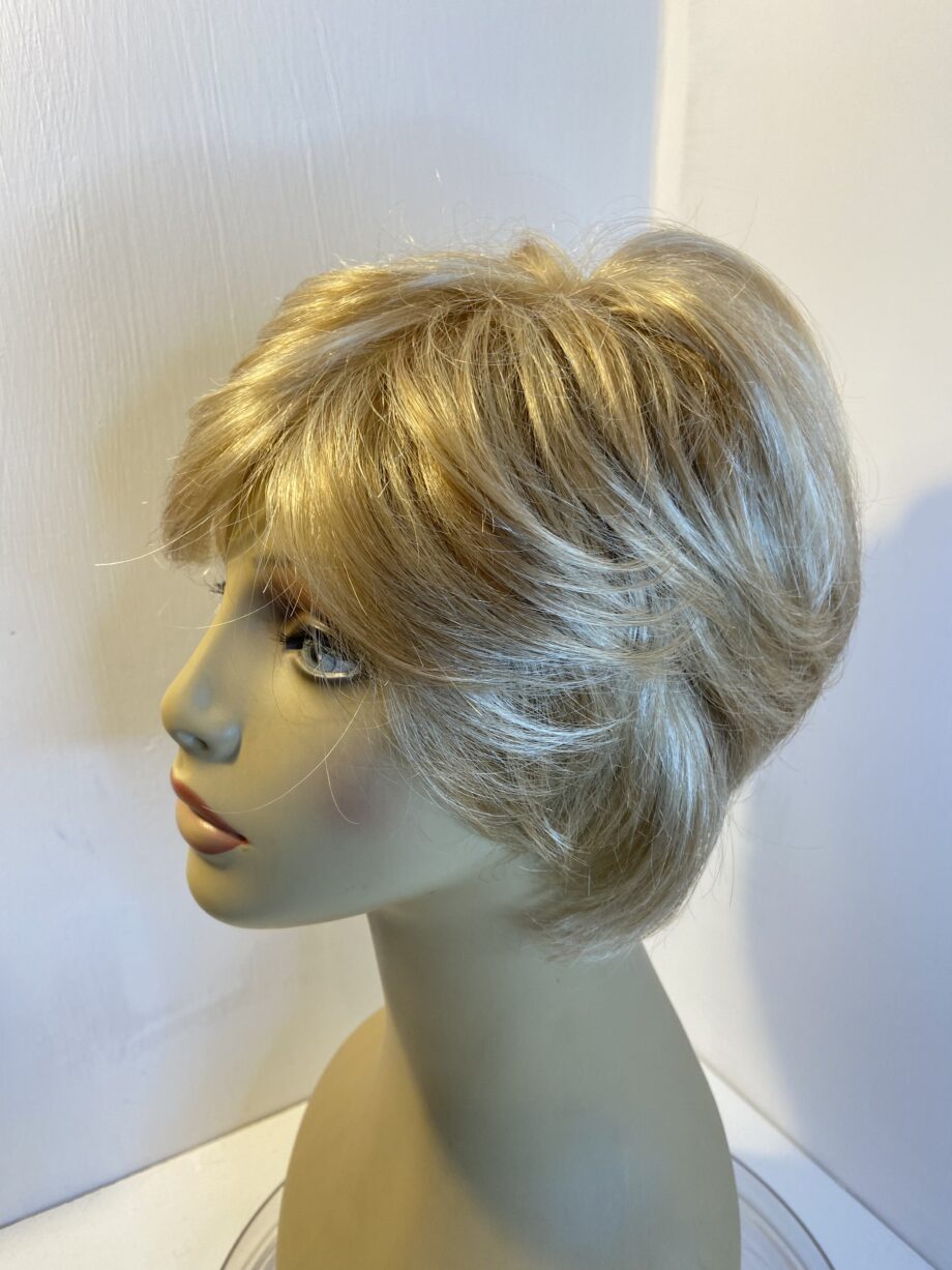 New blonde designer short wig. Blss63