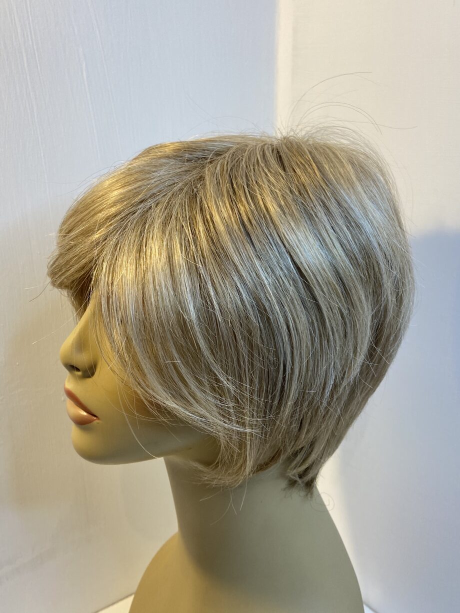 Stylish blonde short wig. Blss88