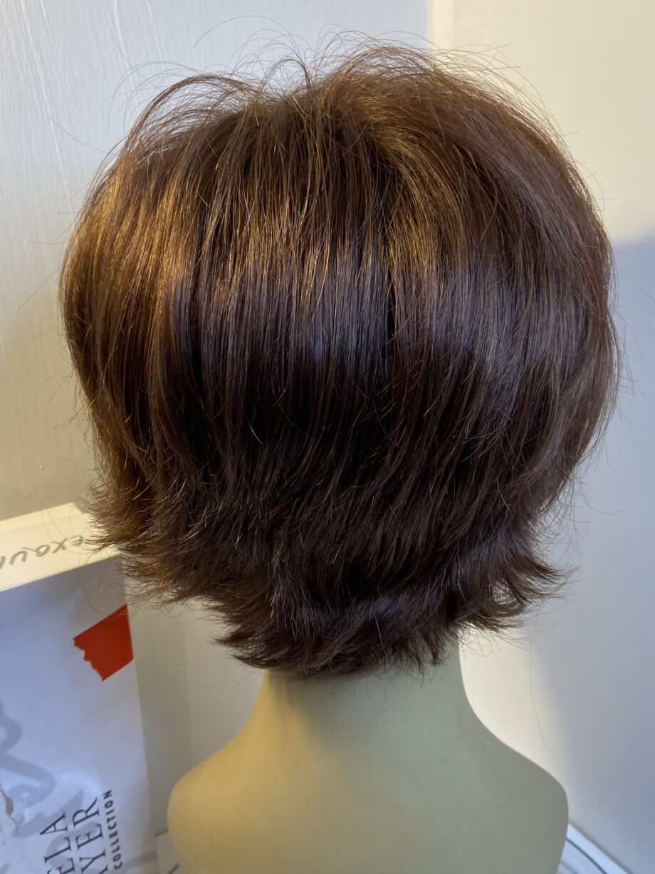 New reddish brown mid length wavy wig. Bbrms302