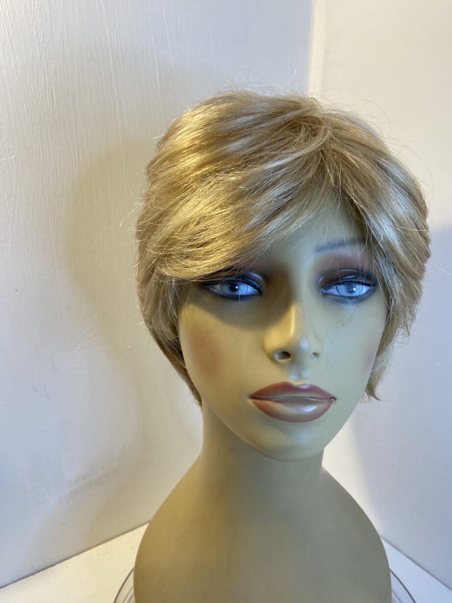 New blonde designer short wig. Blss63