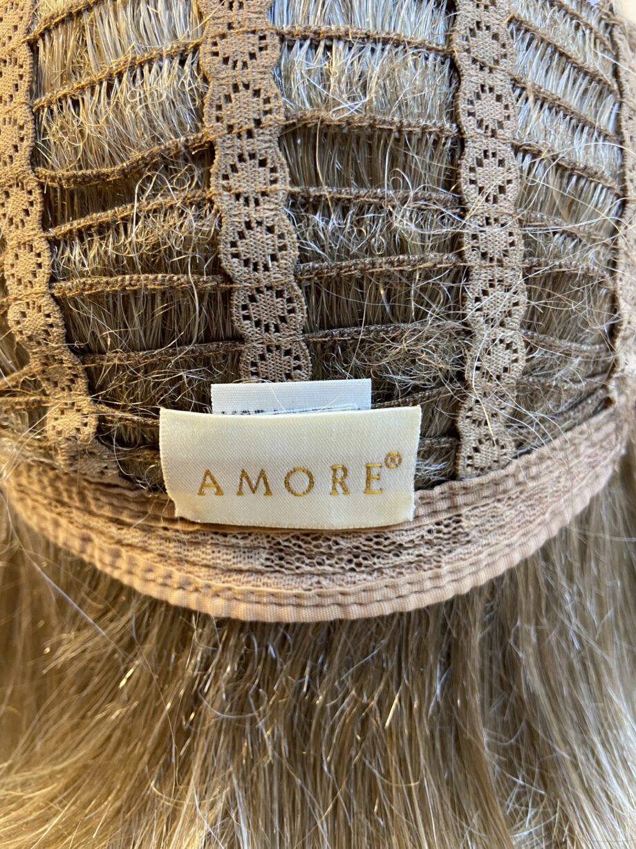 Blonde Amore wig. Blms5164