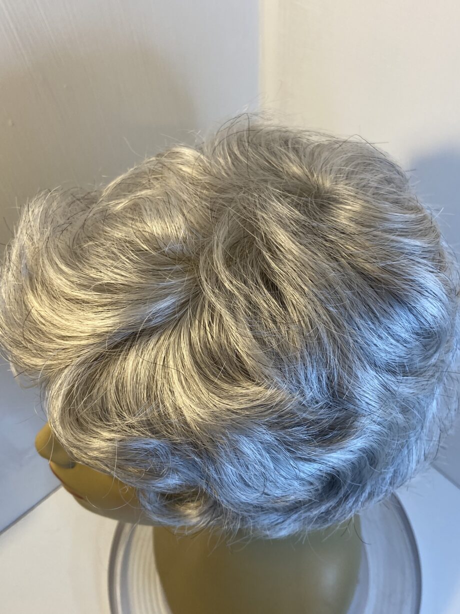New Judy plum silver wavy wig. Gsc513