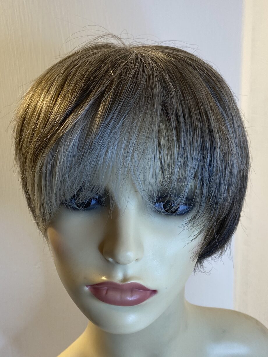 Warm grey short wig. Pplgss434