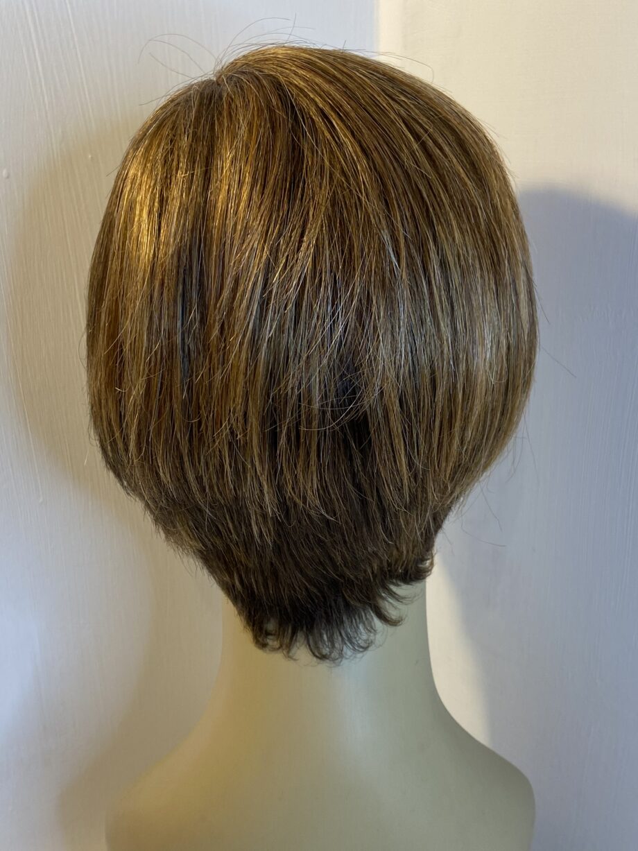 Stylish short brown highlighted wig. Plbms125