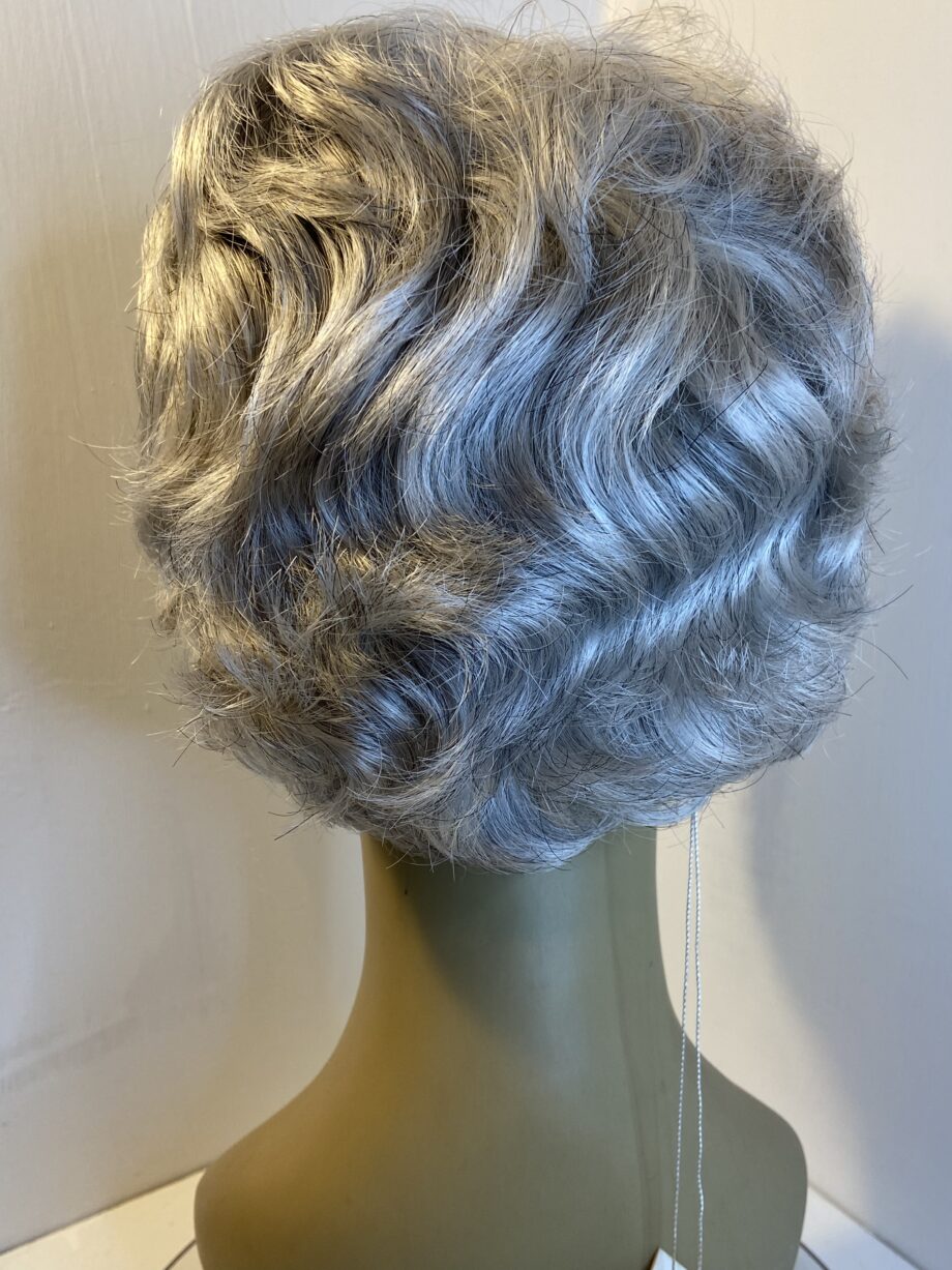New Judy plum silver wavy wig. Gsc513
