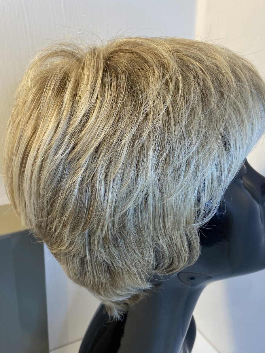 Raquel Welch blonde boxed wig. Bblss307