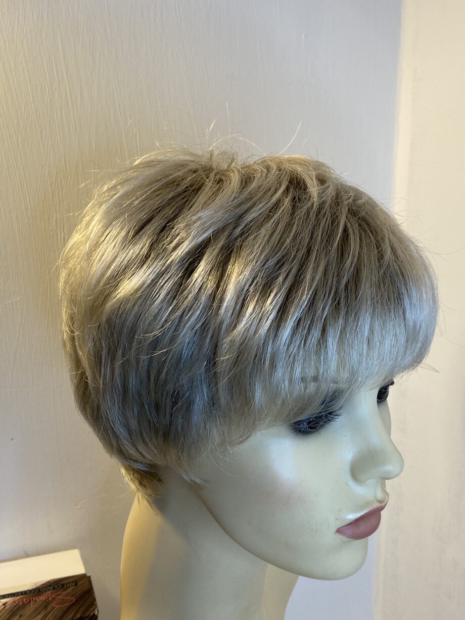 New Short boxed designer blonde. Bblss308