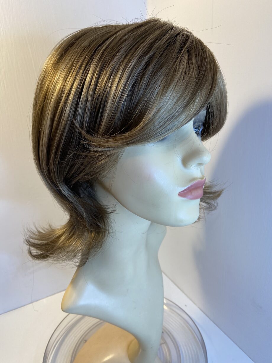 Glamorous brown designer wig. Pplbrlw437