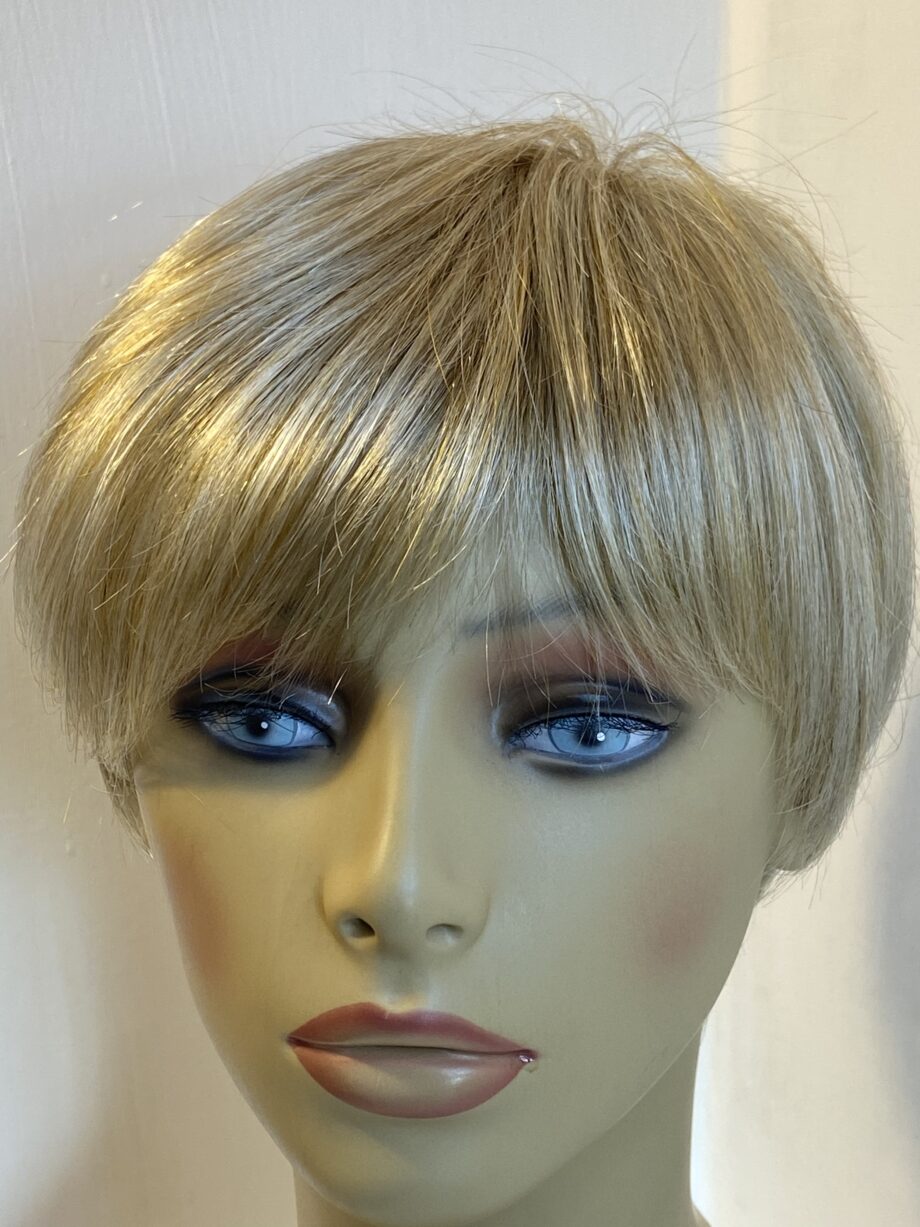 Stunning short blonde wig. Blss795