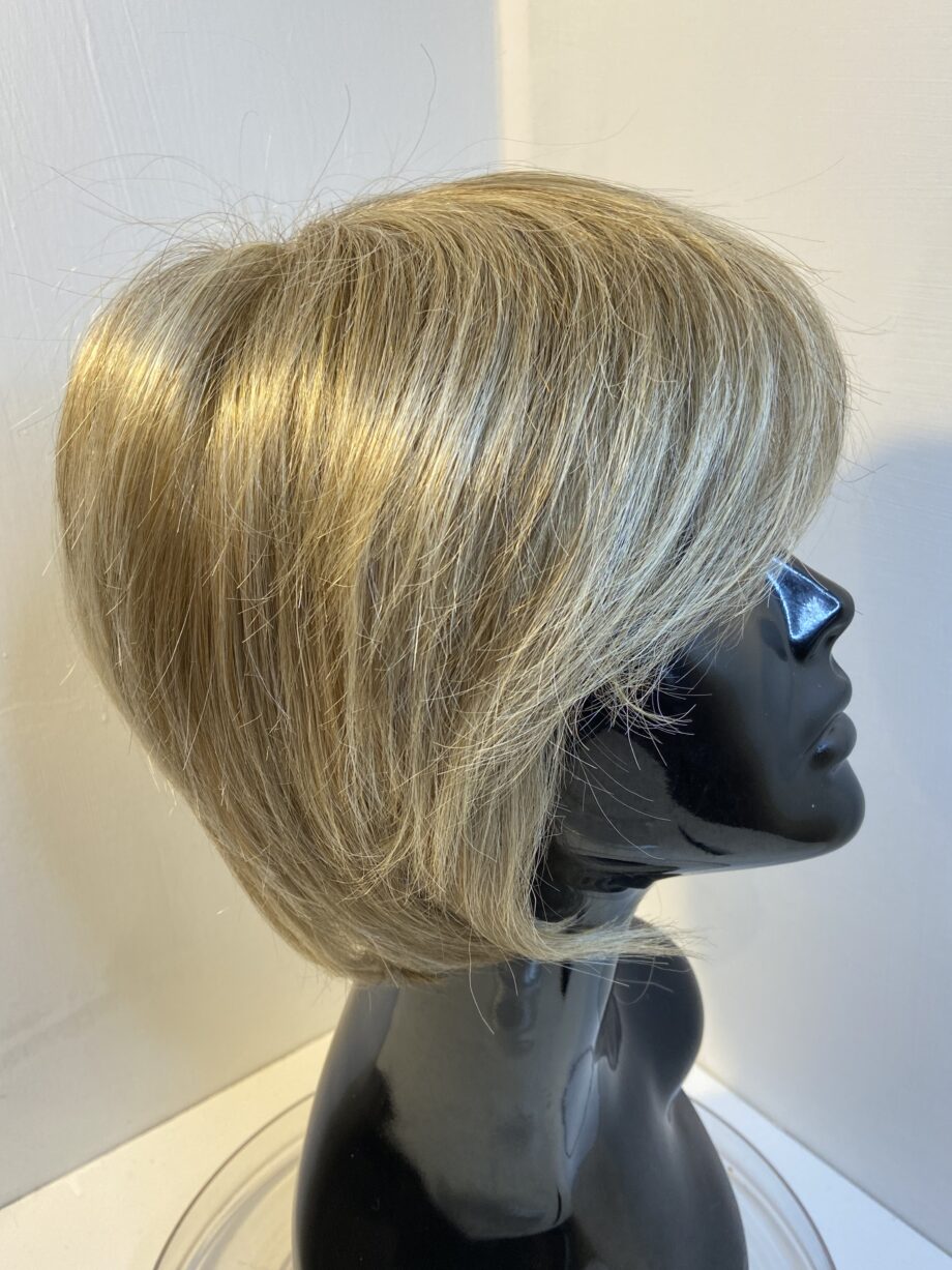 Blonde short stylish  wig. Blss87