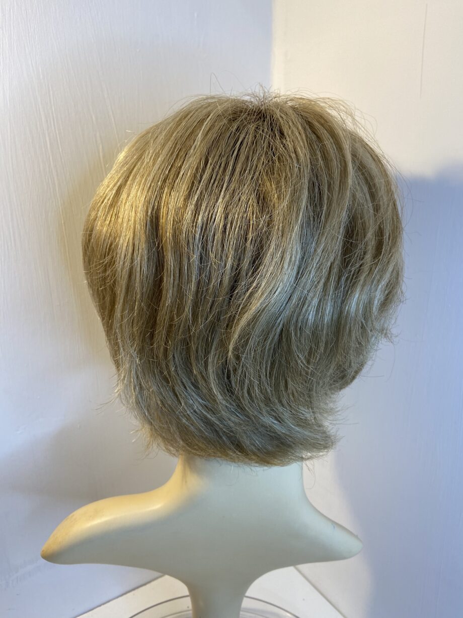 Rooted blonde wig. Blms5111
