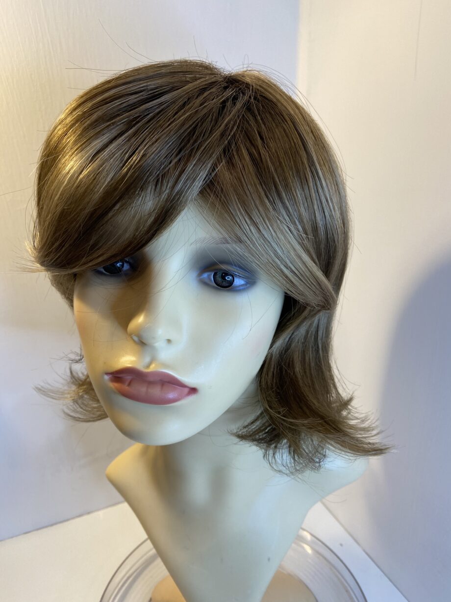 Glamorous brown designer wig. Pplbrlw437