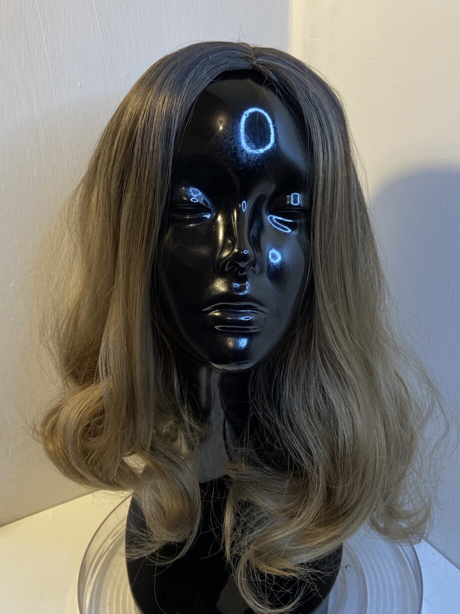 Silky soft Long wavy rooted brown wig. Pplbrlc321