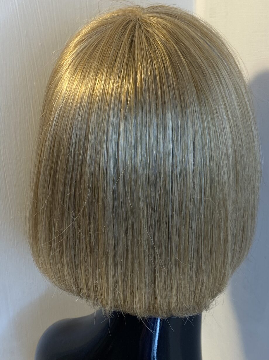 Blonde shiny wig. Blms478