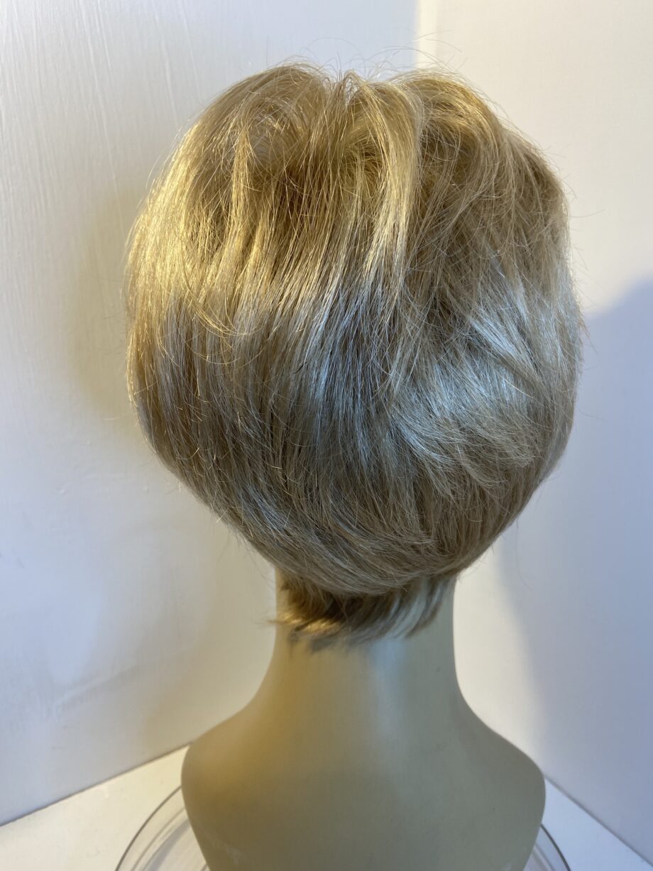 New blonde designer short wig. Blss63