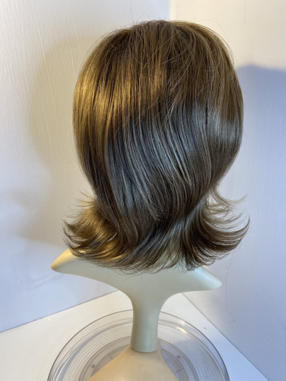 Glamorous brown designer wig. Pplbrlw437