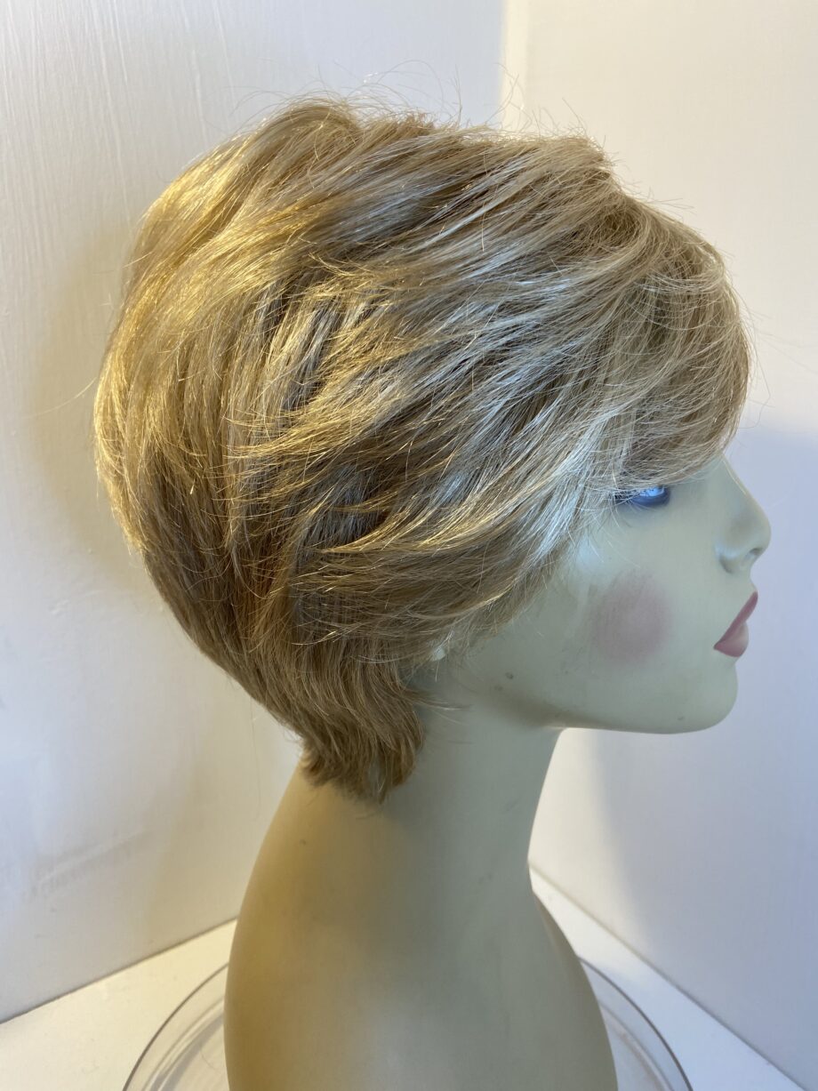 New blonde designer short wig. Blss63