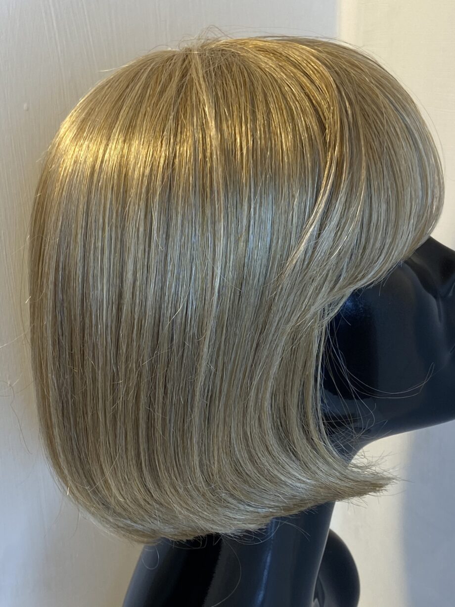 Blonde shiny wig. Blms478