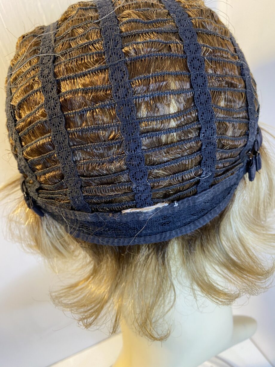 Rooted blonde wig. Blms5111