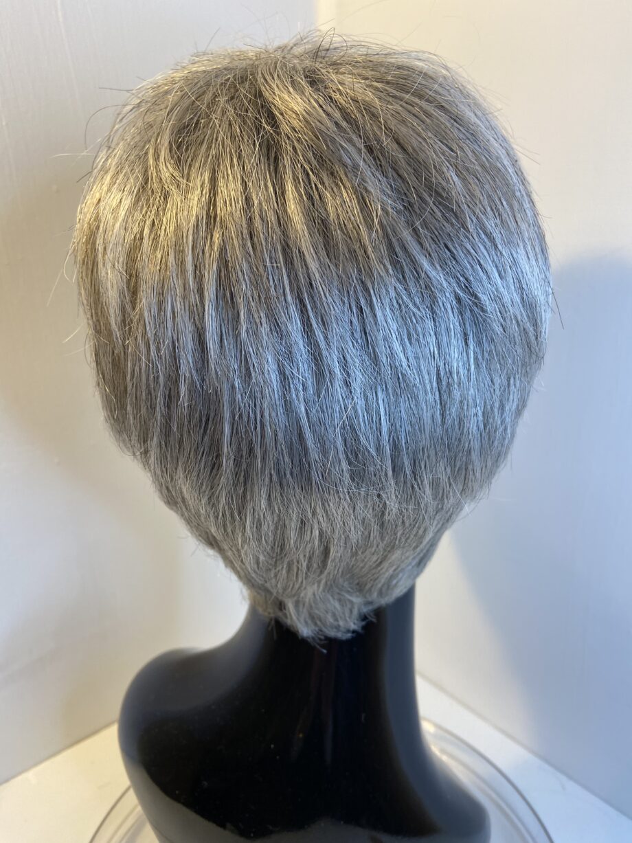 Silver grey short wig. Gss41