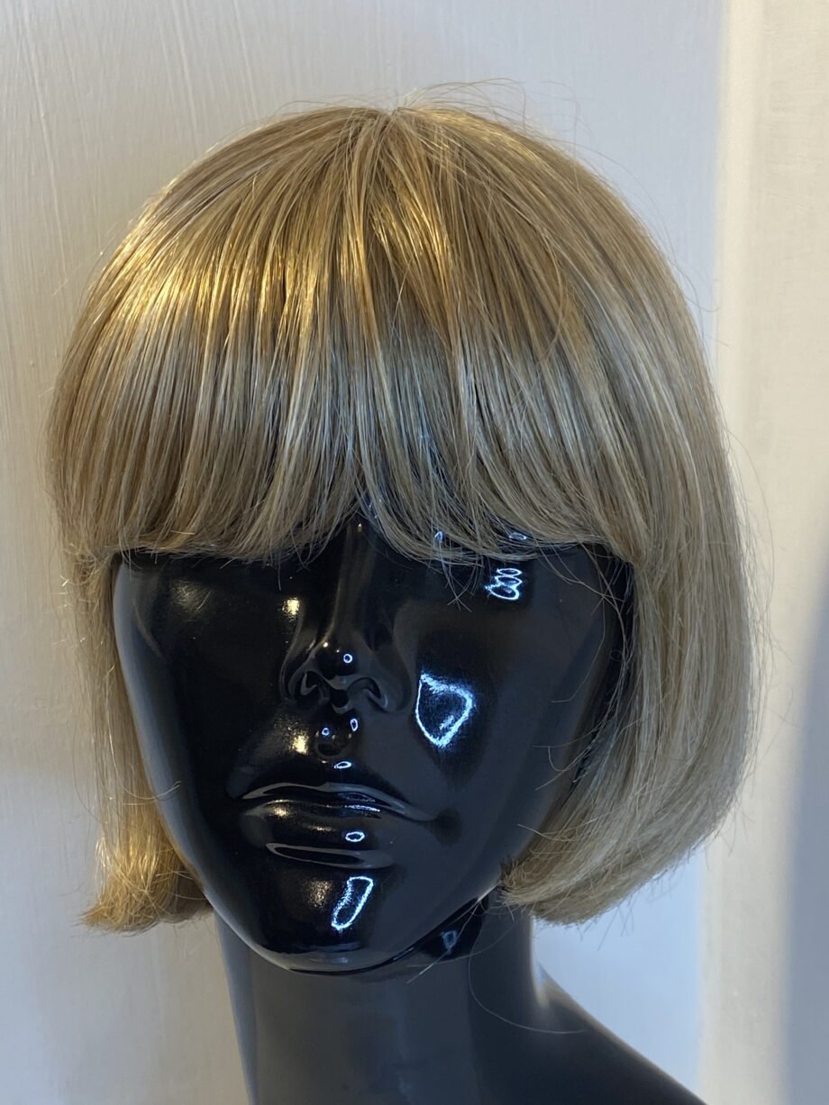 Blonde shiny wig. Blms478
