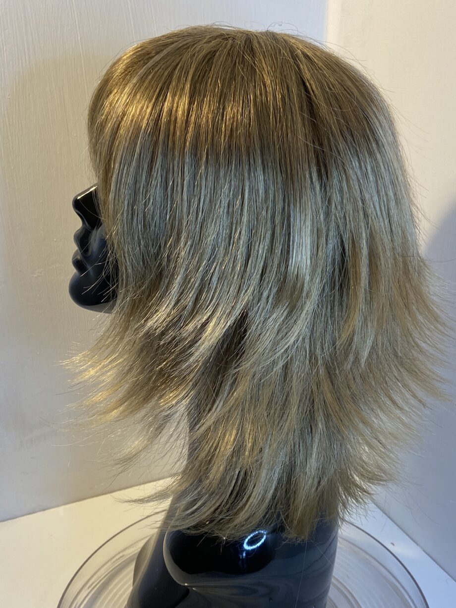 Stunning blonde stylish wig. Pplblls476