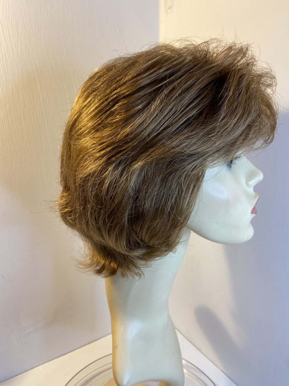 Ginger mid length wavy wig. Rmw42